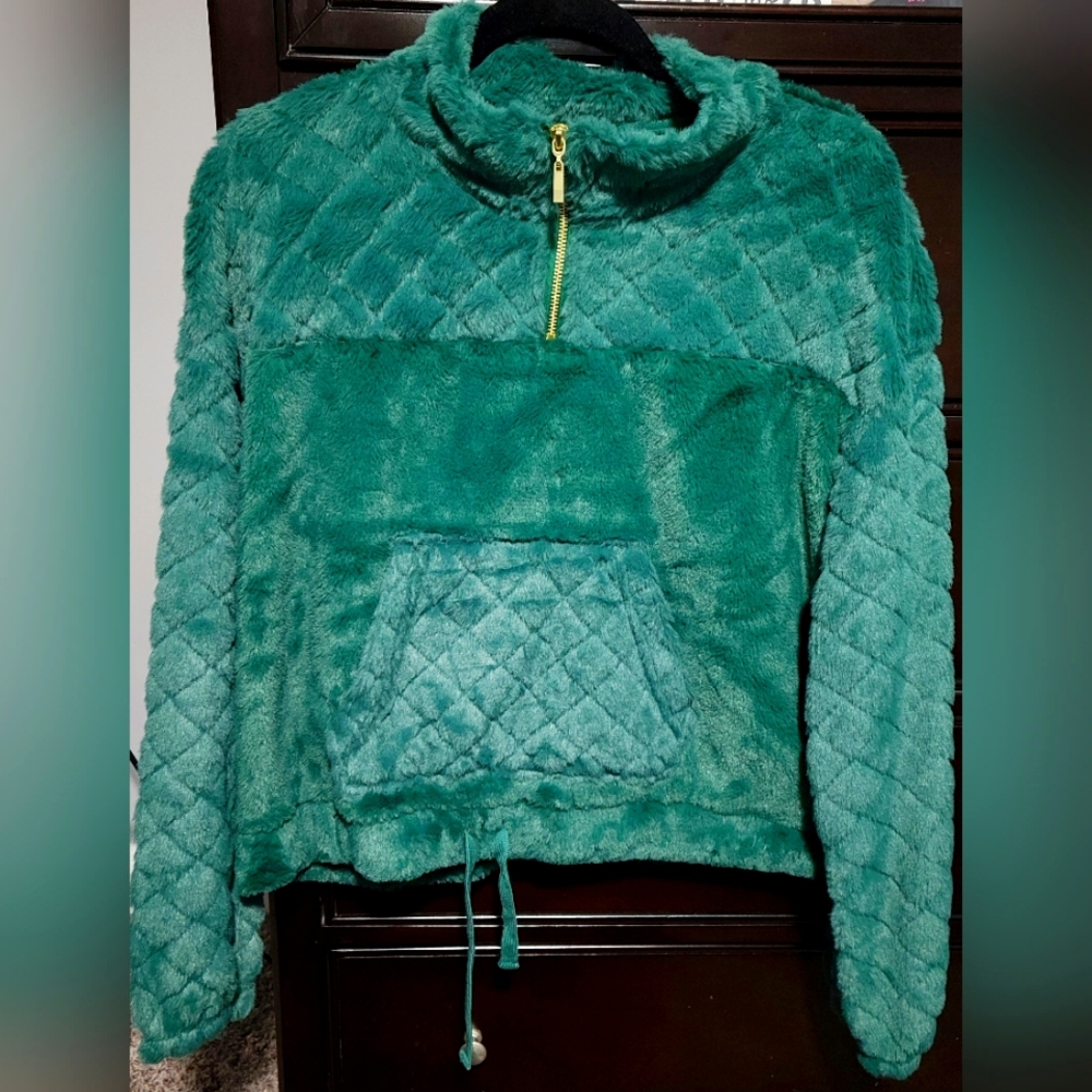 Womans NWOT Almost Famous Crop Fleece Top - XL